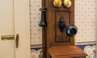 old crank telephone